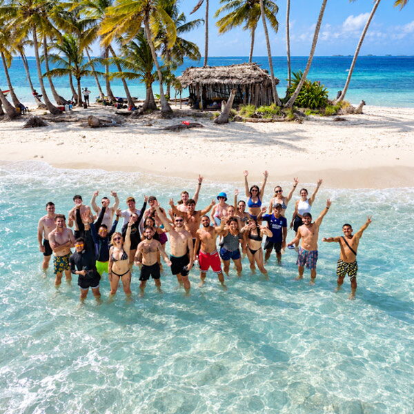 A big group of travelers in the turquoise water of a San Blas island